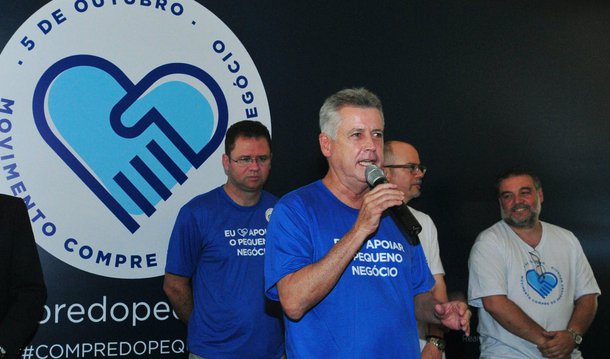 Centenas de empresários e apoiadores tomaram as ruas da comercial da 404/405 Sul para comemorar o lançamento oficial do Movimento Compre do Pequeno Negócio; a iniciativa foi criada em agosto pelo Sebrae para fortalecer e estimular pequenos negócio; governador Rodrigo Rollemberg reforçou a importância de reconhecer esses profissionais; "Vocês são a máquina que move a economia brasilense", definiu; segundo o Sebrae, os pequenos negócios representam mais de 95% das empresas do País; empreendimentos também correspondem a 27% do PIB brasileiro e a 52% dos empregos formais gerados no Brasil  