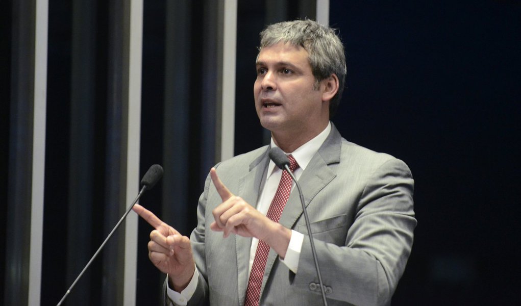 O senador Lindbergh Farias (PT-RJ) criticou duramente a proposta de emenda à Constituição que estabelece um teto para os gastos públicos nos próximos 20 anos; segundo o parlamentar, a vai diminuir os recursos das áreas da educação, saúde, cultura e ciência e tecnologia; além disso, observou Lindbergh, esse limite para os gastos públicos poderá diminuir drasticamente os investimentos públicos, o que pode gerar estagnação econômica nos próximos anos; "Eu pergunto: qual a contribuição que os mais ricos estão dando para este ajuste fiscal? Qual a contribuição que os grandes empresários estão dando para este ajuste fiscal?"