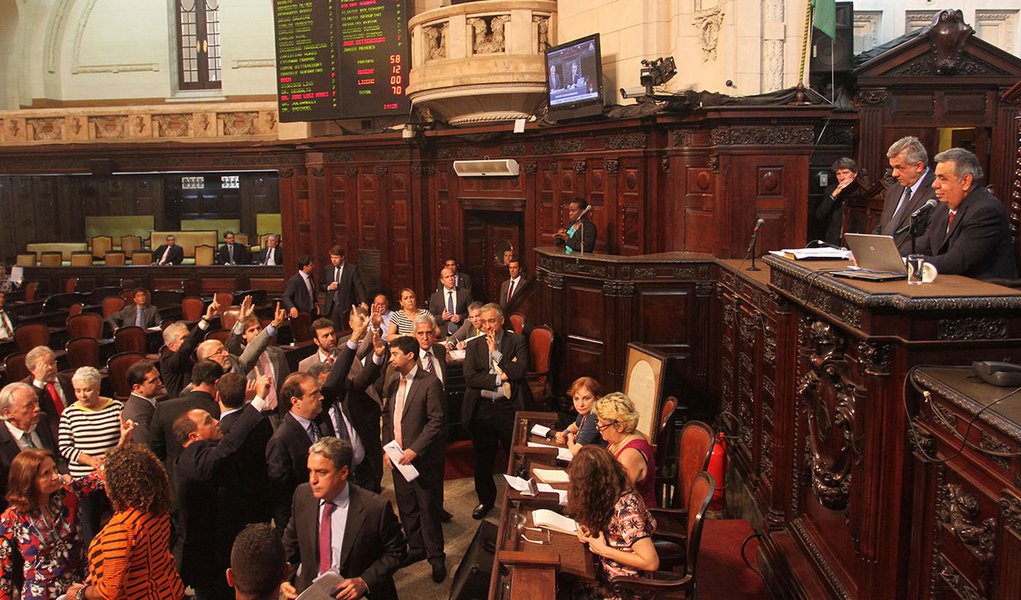 Cerca de 5 mil emendas foram propostas pelos 70 deputados da assembleia e 90% delas foram aprovadas; a previsão de déficit saltou de R$ 15 bilhões para R$ 19 bilhões; o dado mudou após atualização do governo estadual com uma diminuição na Receita Corrente Líquida (RCL) de R$ 51 bi para R$ 46,9 bi