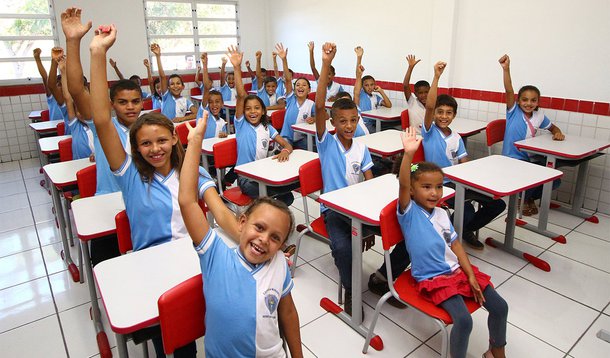 Em continuidade da política de revitalização do ensino público no Maranhão, o governo estadual prevê a inauguração de 97 escolas somente este ano, por meio do Programa ‘Escola Digna’; somadas a três já concluídas em 2016, serão 100 novas unidades entregues em 2017; a meta é entregar, à população maranhense, cerca de 300 escolas novas até 2018; lançado em 2015 e empreendido pelas secretarias estaduais de Educação e Infraestrutura, o ‘Escola Digna’ é um programa de construção de prédios de alvenaria, em substituição às escolas de taipa ou certificadas como inadequadas; o investimento do Governo é de R$ 120 milhões