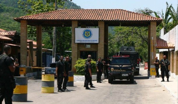 Dezessete presos, entre chefes de facções de criminosas e um miliciano, estão sendo transferidos do complexo penitenciário de Bangu, na Zona Oeste do Rio, para presídios fora do Rio; os detentos são considerados alguns dos criminosos mais perigosos do Rio; a transferência faz parte do plano de segurança do estado para a Olimpíada; investigadores descobriram que eles davam ordens de dentro da cadeia para as quadrilhas do lado de fora