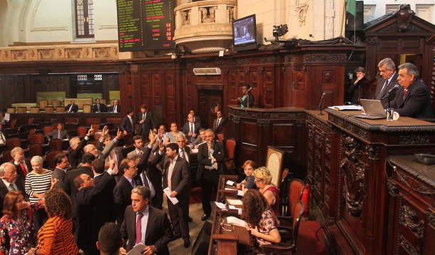 Cerca de 5 mil emendas foram propostas pelos 70 deputados da assembleia e 90% delas foram aprovadas; a previsão de déficit saltou de R$ 15 bilhões para R$ 19 bilhões; o dado mudou após atualização do governo estadual com uma diminuição na Receita Corrente Líquida (RCL) de R$ 51 bi para R$ 46,9 bi