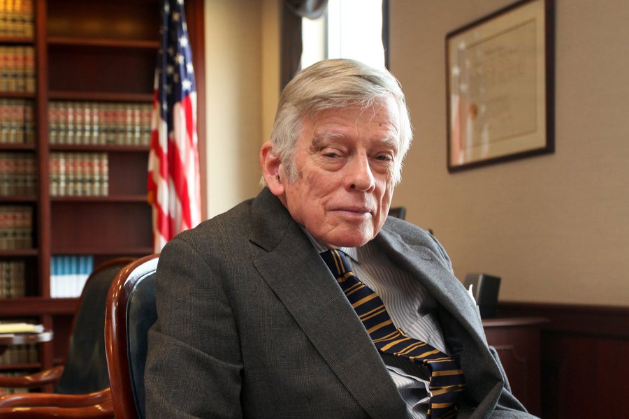 Juiz norte-americano Thomas Griesa levantou as medidas cautelares contra a Argentina, permitindo a saída do país da moratória declarada em 2001; por meio de uma emissão de títulos de US$ 16,5 bilhões na semana passada, a Argentina conseguiu pagar os chamados fundos abutres e outros credores; ministro da Fazenda e Finanças argentino, Alfonso Prat Gay, comemorou a decisão no twitter; "Cautelar levantada, começa uma nova etapa. Os argentinos prontos para empreender e crescer", disse