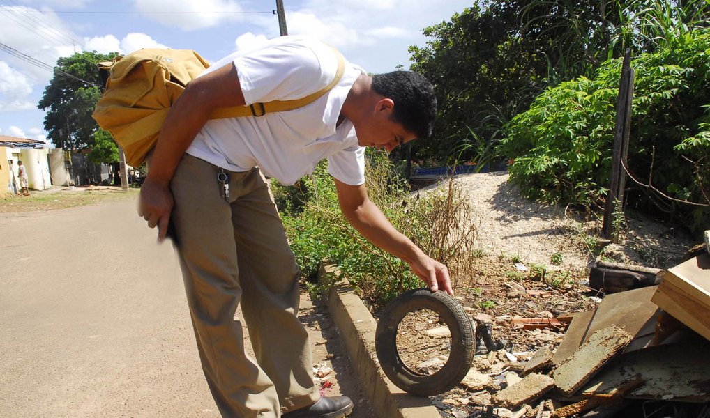 O governador Luiz Fernando Pezão estabeleceu em decreto publicado no Diário Oficial, que todas as repartições públicas do estado devem promover mutirões semanais para eliminar criadouros do mosquito Aedes aegypti; também foi determinada a criação de uma força-tarefa envolvendo a Secretaria de Saúde e a Defesa Civil para atuar no combate ao zika vírus, dengue e febre chikungunya; a partir do dia 18 deste mês, cerca de 600 militares do Corpo de Bombeiros vão passar a vistoriar as residências na Baixada Fluminense e na Região Metropolitana II, que inclui municípios como Niterói, São Gonçalo e Itaboraí, para identificar e eliminar possíveis focos do Aedes