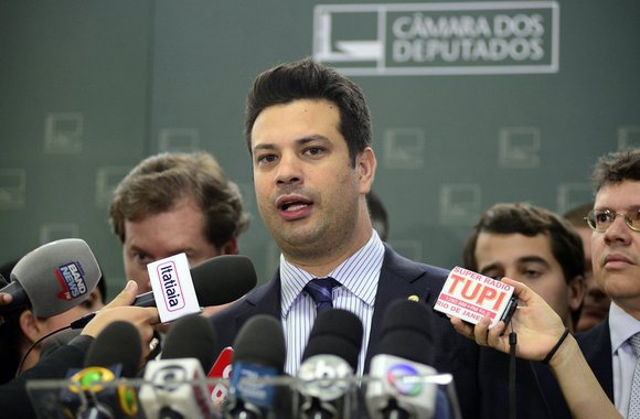 O deputado havia sido substituído pelo deputado Leonardo Quintão (MG), que assumiu a liderança do PMDB na última quarta-feira 9, após apresentar requerimento com 35 assinaturas, uma a mais do que o necessário para substituir o líder; nesta manhã, Leonardo Picciani (PMDB-RJ) apresentou lista com 36 assinaturas apoiando a sua liderança e voltou à liderança; a lista chegou a ser rejeitada pela Mesa Diretora da Câmara