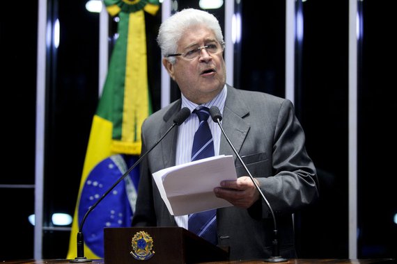 Em discurso da tribuna do Senado, senador Roberto Requião (PMDB-PR) ressalta que "Dilma não cometeu crime algum" e que "não havendo crime, não há impeachment"; "Estamos comparando dois governos: um deles quer acabar com pensões e aposentadorias. É o Brasil que está em jogo", afirmou; Requião atribui o golpe à fisiologia do Senado e diz esperar 31 senadores patriotas e com caráter; em sua fala após o discurso do senador, Dilma Rousseff destacou que "não houve nenhuma pedalada" e que "sem crime de responsabilidade, qualquer processo de impeachment é um claro ataque à Constituição"; "É um golpe de Estado em novas vestimentos, o chamado golpe de Estado parlamentar", completou