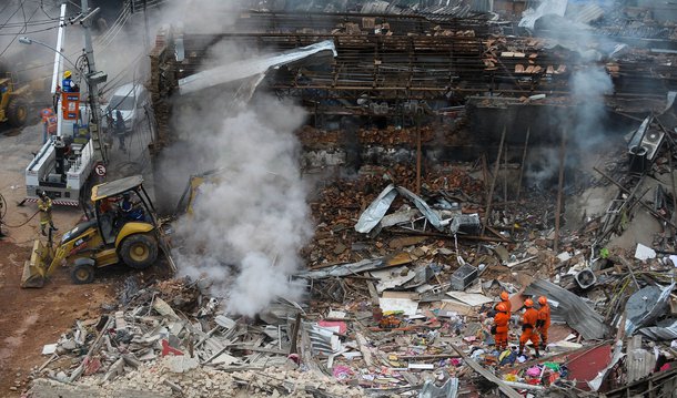 Cerca de 30 soldados do Corpo de Bombeiros do Rio de Janeiro, especialistas em busca e resgate, continuaram durante toda a manhã desta terça-feira (20) os trabalhos de varredura na Rua São Luiz Gonzaga, em São Cristóvão, na zona norte da cidade; a explosão destruiu praticamente todo um quarteirão, atingindo dezenas de casas e alguns estabelecimentos comerciais; são cerca de 150 agentes da Defesa Civil e da Guarda Municipal, da CET-Rio, Comlurb, Rio Luz, e das secretarias municipais de Conservação e de Serviços Públicos (Seconserva), entre outros