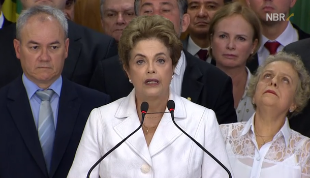 Exemplo: já que o golpe foi uma farsa montada à margem da lei para apear do governo uma presidenta que não cometeu crime algum, talvez fosse importante Dilma ter se negado a deixar o Palácio do Planalto, obrigando as Forças Armadas a retirá-la, no dia da consumação do golpe