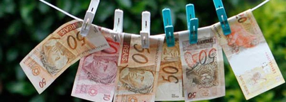 Uma das novidades, informou a Receita, é a inserção de normas relativas à figura do “beneficiário final” de pessoas jurídicas e de arranjos legais, como trustes [atuam como gestores do patrimônio], especialmente os localizados fora do país, consideradas “um desafio para a prevenção e o combate à sonegação fiscal, à corrupção e à lavagem de dinheiro”; ee acordo com a Receita, a instrução normativa define o beneficiário final como a pessoa natural que, em última instância, de forma direta ou indireta, tem, controla ou influencia significativamente uma determinada entidade