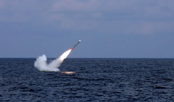 Coreia do Norte lançou um míssil balístico a partir de um submarino perto da província oriental do Hamgyong Sul; militares sul-coreanos, contudo, afirmaram que o míssil não conseguiu continuar a sua trajetória normal, o que significa que o teste não foi bem-sucedido; projétil teria explodido quando alcançou a altura de 10 quilômetros