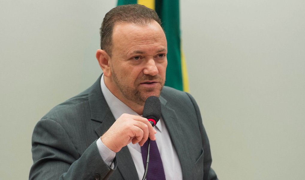 Ministro da Secretaria de Comunicação Social, Edinho Silva, negou que a campanha à reeleição da presidente Dilma Rousseff de 2014 tenha recebido propina em forma de doações legais pela Andrade Gutierrez; Edinho lembrou que as contas de Dilma foram aprovadas pelo TSE e fez um "apelo" ao poder Judiciário e ao Ministério Público para que impeçam o uso de "vazamentos seletivos" de delações premiadas, usados como instrumentos de "Luta partidária"; "Faço um apelo para que os integrantes do MP e do Judiciário evitem a todo custo que um processo que tem tudo para fortalecer as instituições se torne objeto da luta político-partidária, principalmente neste momento da vida política brasileira", afirmou
