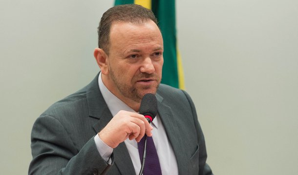 Ministro da Secretaria de Comunicação Social, Edinho Silva, negou que a campanha à reeleição da presidente Dilma Rousseff de 2014 tenha recebido propina em forma de doações legais pela Andrade Gutierrez; Edinho lembrou que as contas de Dilma foram aprovadas pelo TSE e fez um "apelo" ao poder Judiciário e ao Ministério Público para que impeçam o uso de "vazamentos seletivos" de delações premiadas, usados como instrumentos de "Luta partidária"; "Faço um apelo para que os integrantes do MP e do Judiciário evitem a todo custo que um processo que tem tudo para fortalecer as instituições se torne objeto da luta político-partidária, principalmente neste momento da vida política brasileira", afirmou