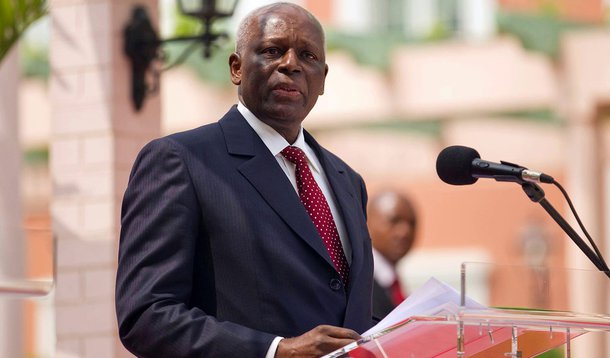 Presidente angolano José Eduardo dos Santos, no poder desde 1979, confirmou que não pretende participar das eleições gerais de agosto; ele é um dos líderes africanos há mais tempo no cargo; Santos tirou Angola da guerra civil (1975-2002), mas deixa o país, um dos maiores produtores de petróleo africano, em uma grave crise econômica causada pela queda do preço da commodity