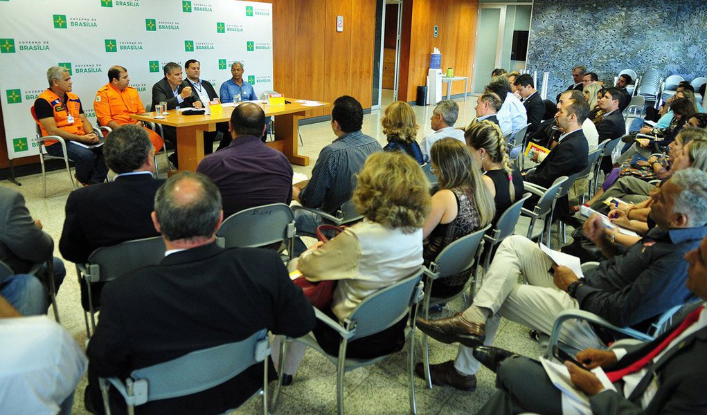 Todos os administradores regionais se reuniram com secretários do Executivo local para decidir os últimos ajustes da ação de conscientização de combate ao Aedes aegypti no sábado (13); segundo a assessoria do governo do Distrito Federal (GDF), para a data marcada serão 18 mil militares das Forças Armadas no Distrito Federal e Entorno (Cristalina, Formosa, Luziânia, Santo Antônio do Descoberto e Valparaíso do Goiás), 1,1 mil homens do Corpo de Bombeiros e 385 agentes da Vigilância Ambiental, da Secretaria de Saúde, corresponde a 77% dos agentes na vigilância