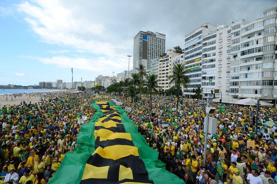 A manifestação do Movimento Vem Pra Rua, no Rio de Janeiro, durou cerca de cinco horas e ocupou vários quarteirões nas duas faixas da Avenida Atlântica, na orla de Copacabana, zona sul da cidade, neste domingo; o que mais se viu foram bandeiras do Brasil, cartazes contra o governo federal e o PT, empunhados por manifestantes vestidos de verde e amarelo; segundo a PM, não foram registrados confrontos nem incidentes graves