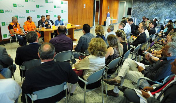 Todos os administradores regionais se reuniram com secretários do Executivo local para decidir os últimos ajustes da ação de conscientização de combate ao Aedes aegypti no sábado (13); segundo a assessoria do governo do Distrito Federal (GDF), para a data marcada serão 18 mil militares das Forças Armadas no Distrito Federal e Entorno (Cristalina, Formosa, Luziânia, Santo Antônio do Descoberto e Valparaíso do Goiás), 1,1 mil homens do Corpo de Bombeiros e 385 agentes da Vigilância Ambiental, da Secretaria de Saúde, corresponde a 77% dos agentes na vigilância