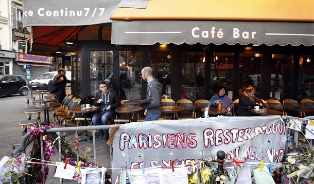 Um dos seis bares de Paris  onde clientes foram mortos a tiros no dia 13 de novembro reabriu suas portas nesta sexta-feira (4); "É hora de voltar a se reunir, unidos, de seguir em frente e não esquecer", dizia uma mensagem no cardápio do bar "À La Bonne Biére", onde cinco pessoas foram mortas; atentados na capital francesa deixaram 130 mortos e mais de 350 feridos 