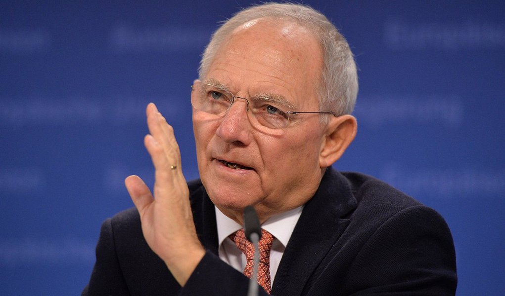 O ministro das Finanças da Alemanha, Wolfgang Schaeuble, disse que a Europa lida com fluxo recorde de pessoas que fogem da guerra e da pobreza no Oriente Médio, África e outros lugares; "Nós precisamos limitar o fluxo para a Europa", disse o ministro em uma entrevista à emissora alemã ZDF