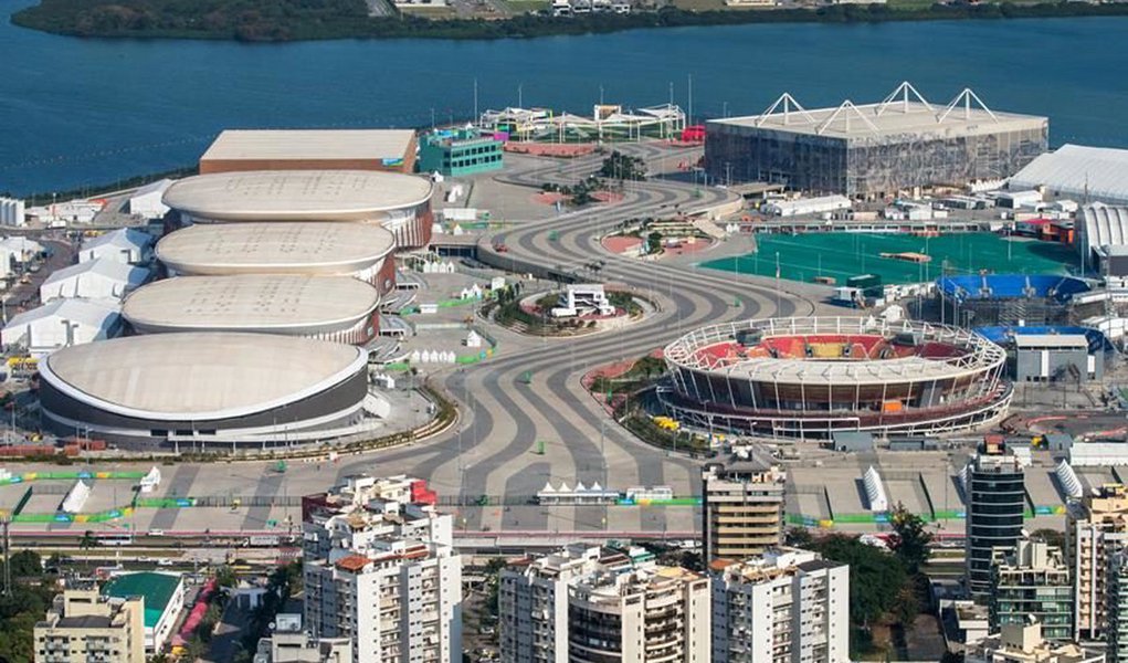 O desembargador eleitoral Herbert de Souza Cohn derrubou nesta quarta-feira decisão do Tribunal Regional Eleitoral (TRE) do Rio de Janeiro que impedia o repasse de recursos da prefeitura do Rio para os Jogos Paralímpicos que acontecerão na cidade em setembro; ele concedeu uma liminar na qual acatou o argumento da prefeitura de que o compromisso de assumir as responsabilidades financeiras dos Jogos era dos governos, entre eles o municipal
