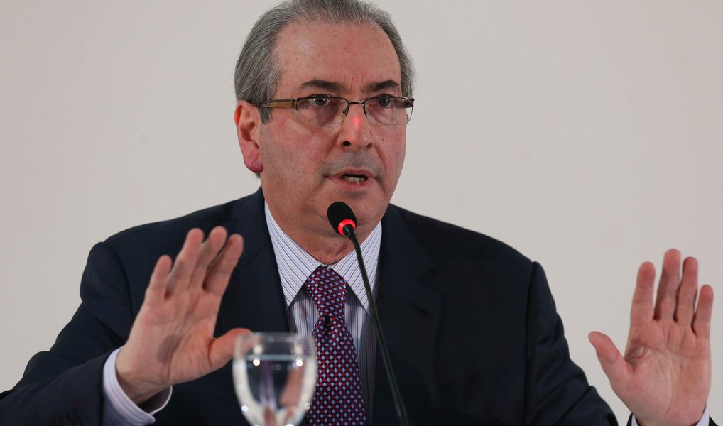 Após renunciar à presidência da Cãmara em uma tentativa de salvar o seu mandato parlamentar, o deputado afastado Eduardo Cunha (PMDB-RJ) trocou uma série de mensagens pelo pelo WhatsApp com a bancada do PMDB para tratar da sua sucessão; segundo ele, é preciso que o partido avalie se realmente deve entrar na disputa pelo comando da Casa; Atualmente, cinco deputados já se posicionaram oficialmente como candidatos ao cargo, sendo que dois deles, Fausto Pinato (PP-SP) e e Marcelo Castro (PMDB-PI), não são aliados do peemedebista