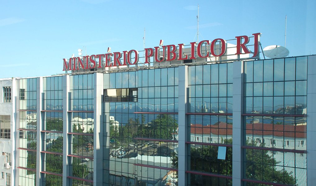 O Ministério Público (MP-RJ) pediu à Justiça a absolvição de cinco ativistas e a condenação de 18, acusados de formação de quadrilha e corrupção de menores, durante os protestos de 2013 na cidade; para o MP, não há provas suficientes contra esses cinco, mas contra os 18, "há provas contundentes"; a alegação final do MPRJ foi ratificada em agosto, mas foi confirmada pelo promotor Paulo Sally