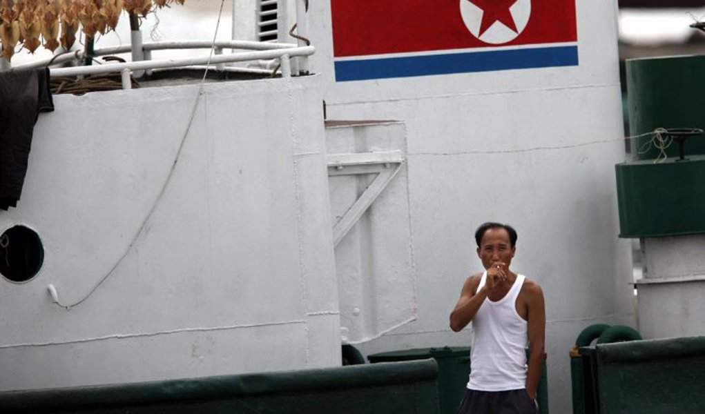 Pescadores da Coreia do Norte detidos no mar do Japão estão em hospitais da região de Primorie, no extremo oriente russo; os 48 norte-coreanos detidos estavam pescando ilegalmente na zona econômica exclusiva da Rússia; após a detenção, os pescadores tentaram atacar os oficiais da patrulha, depois de resistirem ao apelo das autoridades russas de parar o barco, criando, assim, um conflito; após vários tiros de aviso, os oficiais do Serviço Federal de Segurança da Rússia (FSB) abriram fogo de armas ligeiras, ferindo nove pescadores; mais tarde, um deles morre