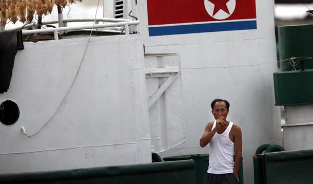 Pescadores da Coreia do Norte detidos no mar do Japão estão em hospitais da região de Primorie, no extremo oriente russo; os 48 norte-coreanos detidos estavam pescando ilegalmente na zona econômica exclusiva da Rússia; após a detenção, os pescadores tentaram atacar os oficiais da patrulha, depois de resistirem ao apelo das autoridades russas de parar o barco, criando, assim, um conflito; após vários tiros de aviso, os oficiais do Serviço Federal de Segurança da Rússia (FSB) abriram fogo de armas ligeiras, ferindo nove pescadores; mais tarde, um deles morre