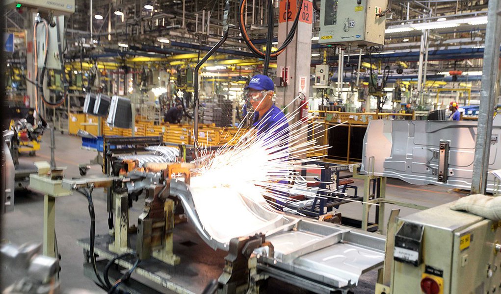 Queda do Índice de Atividade Econômica do Banco Central (IBC-Br) foi registrada em comparação com abril, de acordo com dados do Banco Central, e o maior desde janeiro desse ano; na comparação com maio de 2015, houve queda de 1,86%; no acumulado de 12 meses, a retração ficou em 5,43% e no ano, em 5,79%