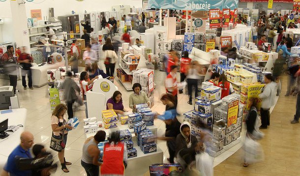 Alta foi de 1,5% em novembro na comparação com outubro, informou o IBGE nesta quarta-feira; em relação ao mesmo período de 2014, as vendas registraram queda de 7,8%, a maior já registrada desde março de 2003
