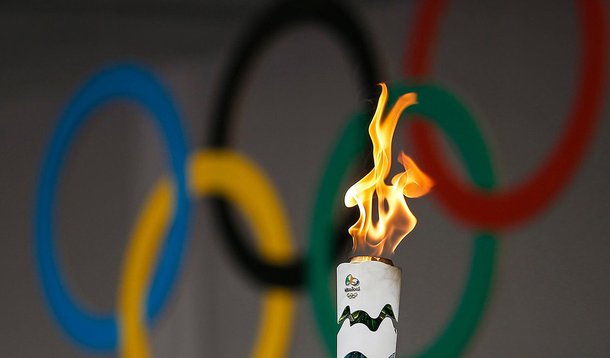 Lei assinada pela presidente eleita Dilma Rousseff em 2013 concede isenção de impostos para um total de 780 empresas envolvidas nos jogos olímpicos da Rio 2016; entre elas estão o Comitê Olímpico Internacional (COI), a Globo, a Odebrecht, o Bradesco, a Coca-Cola e a Nike. É uma exigência do COI ao país-sede, compromisso firmado na candidatura do país, e praxe em outras edições; no Brasil, o total previsto é de R$ 3,8 bilhões