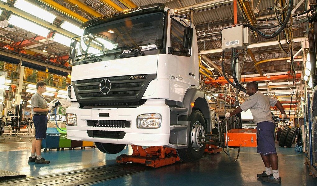Maior montadora de caminhões do Brasil anunciou nesta quarta-feira 24 que fechou acordo com o Sindicato dos Metalúrgicos do ABC para lançar um Programa de Demissão Voluntária (PDV) com objetivo de alcançar 1,4 mil funcionários na fábrica de São Bernardo do Campo (SP); a empresa vai oferecer aos empregados que aderirem ao programa um valor fixo de R$ 100 mil, independentemente do tempo de casa e da idade do colaborador
 