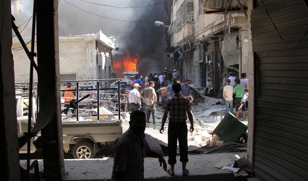 Apenas algumas horas do governo sírio de Bashar al-Assad ter anunciado o fim da trégua no país, 12 pessoas morreram em um bombardeio perto da cidade de Aleppo, que destruiu grande parte de um comboio que trazia alimentos para a cidade e arredores; bombardeios atingiram e destruíram ao menos 18 dos 31 caminhões que levavam alimentos e outros produtos para a região de Urm al-Kubra, onde cerca de 78 mil pessoas precisam de ajuda humanitária