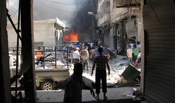 Apenas algumas horas do governo sírio de Bashar al-Assad ter anunciado o fim da trégua no país, 12 pessoas morreram em um bombardeio perto da cidade de Aleppo, que destruiu grande parte de um comboio que trazia alimentos para a cidade e arredores; bombardeios atingiram e destruíram ao menos 18 dos 31 caminhões que levavam alimentos e outros produtos para a região de Urm al-Kubra, onde cerca de 78 mil pessoas precisam de ajuda humanitária