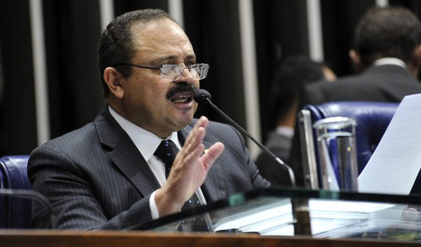 Com o afastamento de Eduardo Cunha (PMDB-RJ) de seu mandato como deputado, a partir desta quinta-feira 5, quem assume o comando da Câmara interinamente é o primeiro vice-presidente, Waldir Maranhão (PP-MA); aliado de Cunha, Maranhão votou contra o impeachment em abril; ele também é alvo de inquérito aberto pela Operação Lava Jato; o deputado, no entanto, não entra na linha de sucessão caso o vice Michel Temer assuma a presidência, segundo avaliação de especialistas