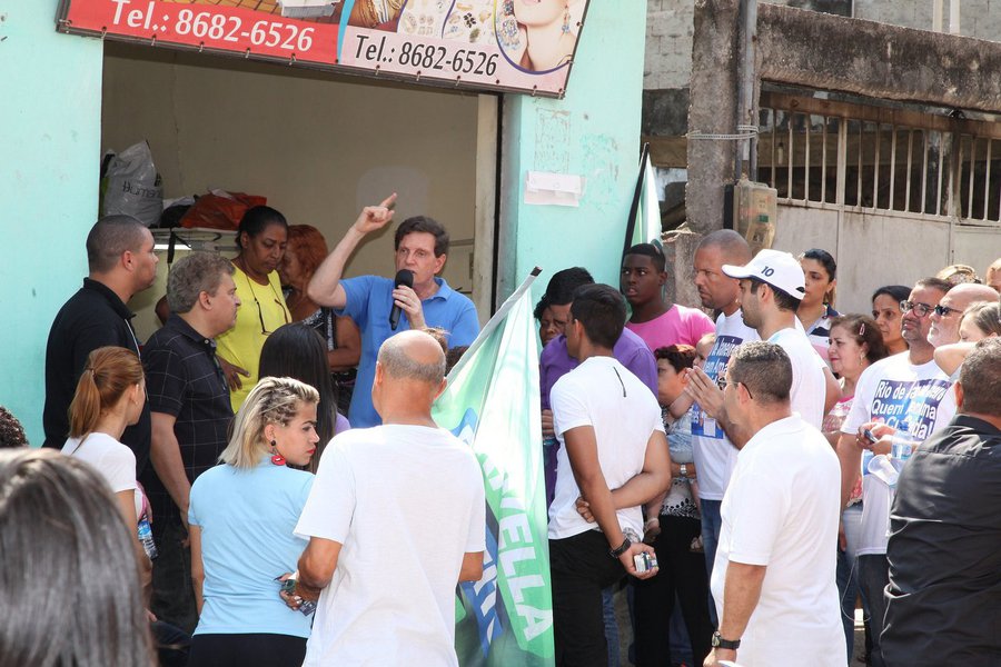 "O PMDB do Rio nos envergonhou a todos. O povo do Rio de Janeiro não merecia ter a classe política mais corrupta do Brasil. Cabral, Pezão, Eduardo Cunha, eles estão em todas as listas de propina que saem no jornal, uma vergonha, uma tragédia, uma falência. Nós, cariocas, temos valores, nós repudiamos essa classe política corrupta e no dia 2 de outubro vamos passar o rodo, a vassoura, e tirar o PMDB do Rio de Janeiro", disse Crivella durante caminhada no bairro do Méier