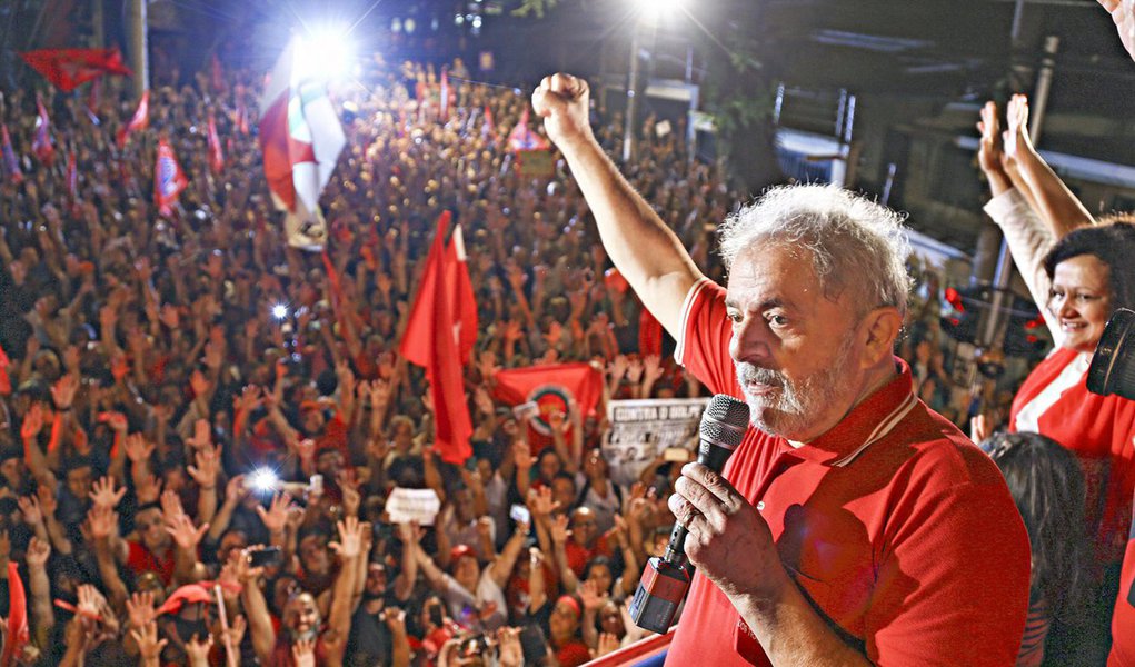 'No Ibope-fantasma, 19% votariam em Lula com certeza e 14% só mesmo nele. Fica claro que quem tem garrafas para vender – como candidato e como articulador – é justamente o cidadão que se dedicam a destruir há quase dois anos. Lula é o fantasma que os assusta e os faz fugir de eleições', destaca Fernando Brito, do Tijolaço