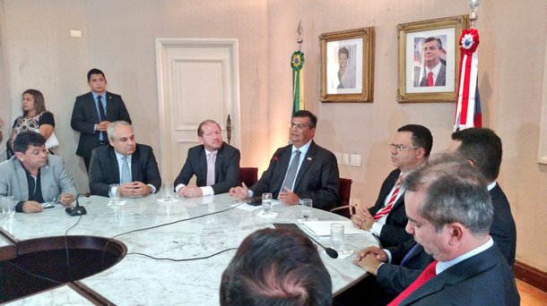 O governador do Maranhão Flávio Dino declarou nesta quinta (11), que vai investir cerca de 100 milhões de reais em um pacote de medidas anti-crise, com o objetivo de dinamizar setores da economia local. O anúncio foi feito durante o encontro no Palácio dos Leões com empresários e entidades de trabalhadores; com as ações, o governo prevê a criação de 10 mil postos de trabalho diretos