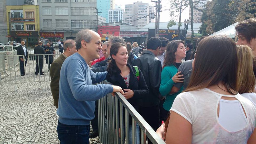 O prefeito de Curitiba e candidato à reeleição, Gustavo Fruet (PDT), comentou sobre como ficará o metrô de Curitiba, com o edital de licitação suspenso; segundo ele, o transporte "se viabiliza se houver recurso do governo federal, se houver crescimento econômico e a decisão do governo federal em investir em infraestrutura"; "O modal ferroviário está nessa linha. Então, o projeto está todo atualizado, com conhecimento da Caixa Econômica Federal, do Ministério das Cidades, do BNDES e depende de recurso orçamentário, da parceria público-privada", disse