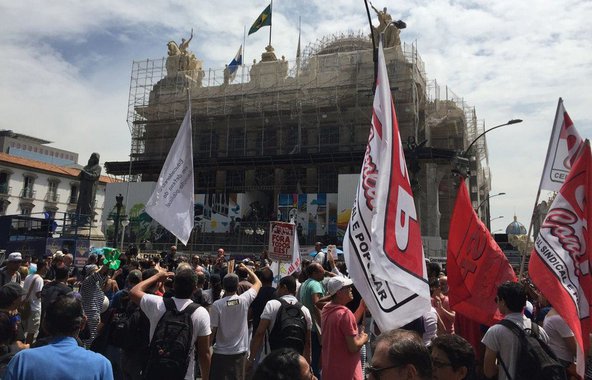 Presidente da Assembleia Legislativa do Rio de Janeiro, Jorge Picciani (PMDB) retirou de pauta da sessão desta terça-feira (22) os projetos de lei que preveem a extinção do Iperj, Iaserj, Leão XIII e Instituto de Engenharia e Arquitetura (IEEA); projetos referentes ao Iterj e ao Iaserj foram considerados inconstitucionais, porque pela constituição estadual os institutos não podem ser dissolvidos; deputados decidiram ainda adiar a votação sobre o fim da Fundação Leão XIII, que presta assistência social, e do Instituto de Engenharia e Arquitetura; do lado de fora da Alerj, servidores fizeram protestos durante a manhã mas, ao contrário do que aconteceu semana passada, não houve confronto com a polícia
 