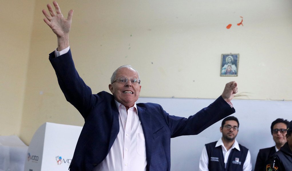 Primeiros resultados oficiais do segundo turno das eleições presidenciais do Peru, divulgados na noite deste domingo (05/06), indicam que Pedro Pablo Kuczynski, do partido PPK (Peruanos Por el Kambio), será o novo presidente do país; o Escritório Nacional de Processos Eleitorais (ONPE) do Peru divulgou os resultados apurados de 51,7% das atas eleitorais, em que constam 50,59% dos votos para PPK e 49,41% para Keiko