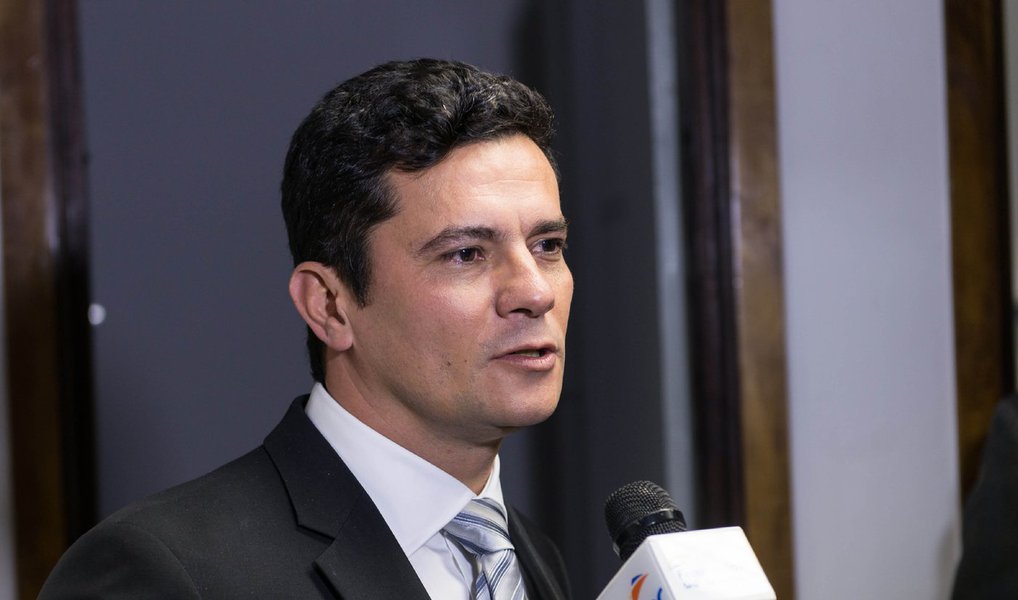 A assessoria de Comunicação Social da Justiça Federal do Paraná emitiu nota na noite desta terça (5) para informar que o juiz Sérgio Moro só irá se pronunciar sobre a petição do ex-presidente Lula para que o magistrado se declare suspeito para julgá-lo, nos autos; no pedido, os advogados do ex-presidente apontam "arbitrariedades" como a condução coercitiva de Lula e o vazamento de conversas que deveriam ser protegidas por sigilo