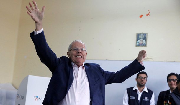 Primeiros resultados oficiais do segundo turno das eleições presidenciais do Peru, divulgados na noite deste domingo (05/06), indicam que Pedro Pablo Kuczynski, do partido PPK (Peruanos Por el Kambio), será o novo presidente do país; o Escritório Nacional de Processos Eleitorais (ONPE) do Peru divulgou os resultados apurados de 51,7% das atas eleitorais, em que constam 50,59% dos votos para PPK e 49,41% para Keiko