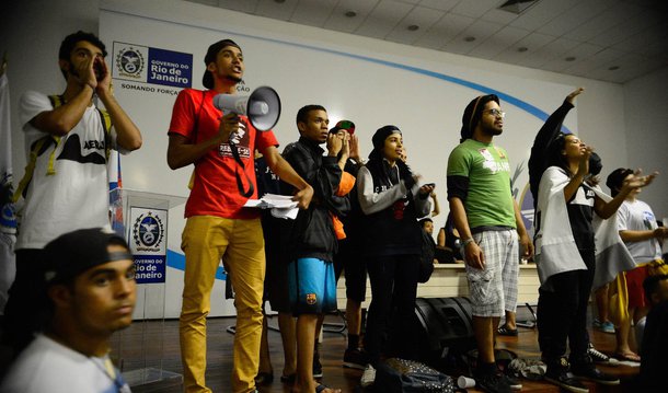 Subiu para 68 o número de escolas estaduais ocupadas no Rio; na sexta (6), alunos do Colégio Estadual Euclides da Cunha, em Teresópolis, na Região Serrana, aderiram ao movimento; o movimento de ocupação das escolas foi iniciado no dia 21 de março; os alunos querem um calendário definitivo de negociação com todos os colégios estaduais; na lista de reivindicações, melhoria na infraestrutura dos colégios, eleições diretas para diretor, passe livre irrestrito e abolição do Sistema de Avaliação da Educação; um prédio da secretaria de Educação também foi ocupado
