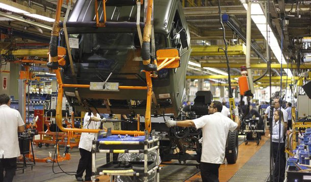 Depois de cinco meses de alta, a indústria recuou 3,8% em setembro em relação ao mês anterior; produção de bens duráveis recuou 9,3%, com o setor de veículos automotores, reboques e carrocerias encolhendo 10,4%; para a MCM Consultores, o PIB da indústria cairá novamente no terceiro trimestre, o que fará com que o PIB do terceiro trimestre tenha queda de 0,7% em relação ao trimestre anterior; com isso, o fim da recessão deve ficar para o quarto trimestre