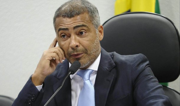 O senador Romário, pré-candidato a prefeito do Rio pelo PSB, deve desistir da disputa e apoiar Marcelo Crivella, do PRB; o PSB de Romário deve indicar o vice de Crivella; pesquisas internas mostram que o ex-jogador está em terceiro, atrás de Crivella e do deputado estadual Marcelo Freixo (PSOL)