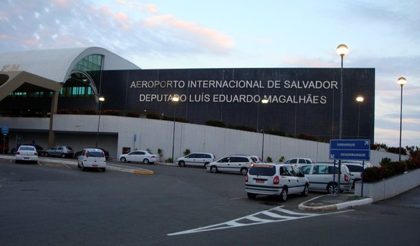 Ministério dos Transportes selecionou quatro aeroportos, uma rodovia e um terminal portuário de passageiros que devem exigir investimentos de R$ 12 bilhões; foram incluídos nesta primeira rodada os aeroportos de Salvador, Fortaleza, Porto Alegre e Florianópolis; além do trecho rodoviário entre as cidades de Jataí (GO) e Uberlândia (MG) e o terminal de passageiros do porto do Recife; o ministro Mauricio Quintella vai apresentar os projetos amanhã ao secretário-executivo do Programa de Parcerias de Investimentos (PPI), Moreira Franco
