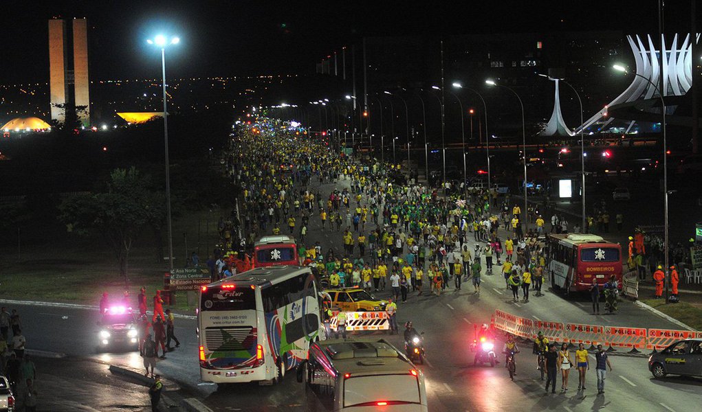 A Polícia Militar do Distrito Federal calculou público de 79 mil pessoas às 20h desse domingo (17), quando houve pico de manifestantes prós e contrários ao impeachment da presidente Dilma; cerca de 56 mil  ficaram do lado sul da Esplanada, destinado aos defensores do pedido de impedimento, e cerca de 26 mil do outro lado, na área reservada aos manifestantes contrários ao processo; desde o início da manhã de domingo, a Polícia Militar apreendeu fogos de artifício e 70 armas cortantes, como facas, pedaços de madeira e pedra; até o início da madrugada de segunda, não houve registro de ocorrências criminais graves associadas às manifestações