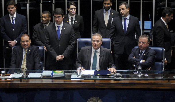 Em declaração a jornalistas nesta manhã, minutos antes de iniciar a sessão que deverá afastar a presidente Dilma Rousseff, o presidente do Congresso, Renan Calheiros (PMDB-AL), pediu apoio do Senado para que o vice Michel Temer realize as "reformas necessárias" no País e afirmou ser parlamentarista; "Fico ainda mais parlamentarista quando vejo o chefe de estado balançar", disse; senador também defendeu mudanças na lei do impeachment, como acabar com o afastamento dos presidentes após a admissibilidade do processo no Congresso: "É pré-julgamento"; "Esta sessão coloca imensa responsabilidade no Senado Federal", disse Renan ao iniciar a sessão, que começou às 10h; 68 de 80 senadores estão inscritos até o momento para usar a palavra; votação deve ocorrer a partir das 19h; acompanhe ao vivo
