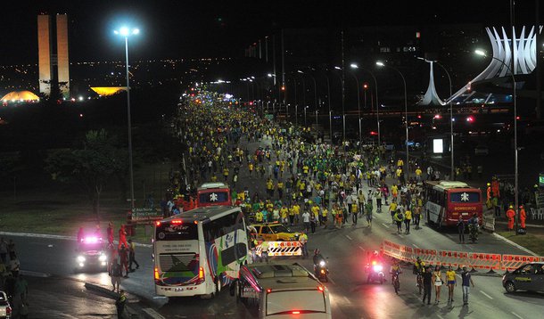 A Polícia Militar do Distrito Federal calculou público de 79 mil pessoas às 20h desse domingo (17), quando houve pico de manifestantes prós e contrários ao impeachment da presidente Dilma; cerca de 56 mil  ficaram do lado sul da Esplanada, destinado aos defensores do pedido de impedimento, e cerca de 26 mil do outro lado, na área reservada aos manifestantes contrários ao processo; desde o início da manhã de domingo, a Polícia Militar apreendeu fogos de artifício e 70 armas cortantes, como facas, pedaços de madeira e pedra; até o início da madrugada de segunda, não houve registro de ocorrências criminais graves associadas às manifestações