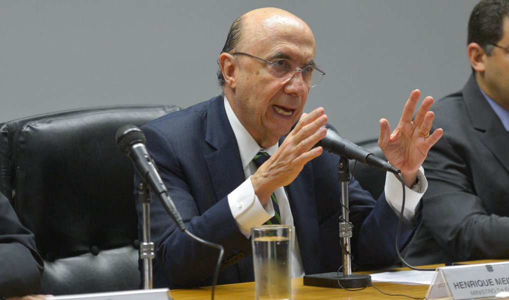 Os Estados deixarão de pagar cerca de R$ 50 bilhões ao governo federal até 2018 por conta da renegociação de suas dívidas, segundo informou nesta segunda-feira (20) o ministro da Fazenda, Henrique Meirelles; de acordo com ele, R$ 20 bilhões deixam de ser pagos só em 2016, valor que já estaria incluído no déficit de R$ 170,5 bilhões para este ano; o valor da renúncia diminui a partir de 2017, quando os estados voltam a fazer pagamentos - mas em parcelas com desconto; para o ano que vem, e para 2018, segundo Meirelles, o governo federal deixa de receber R$ 15 bilhões;